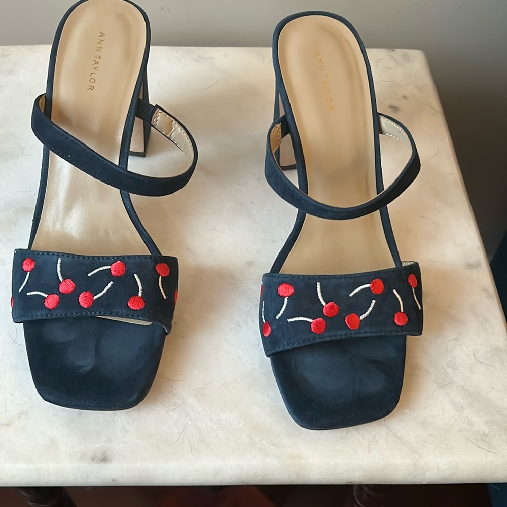 NIB Ann Taylor Cherry Two Strap Suede Block Heel Sandal in Night Sky Size 8 1/2